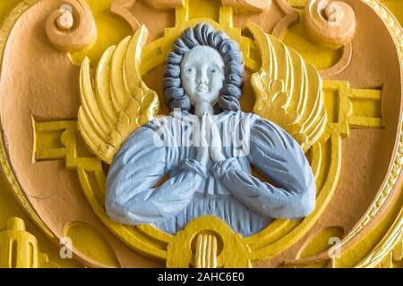 Ein graues Holz geschnitzte Engel mit vergoldeten Flügeln in einer dänischen Kirche, Dänemark, 24. Juli 2017 Stockfoto