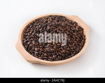 Geröstete Kaffeebohnen auf Holz Fach Stockfoto