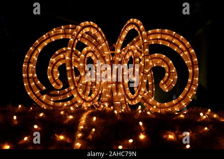 Modernen dekorativen Urlaub Rohre mit gelb blinkende Lichter leuchten in Form von Weihnachten Dekoration. Design Rohre, string Reis Glühbirnen. Stockfoto
