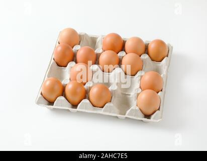 Frische braune Eier in 20 Grübchen gebildete ei Fach Stockfoto