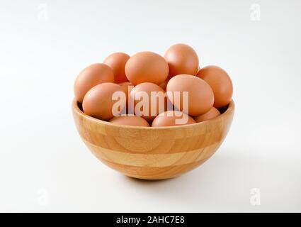 Frische braune Eier in Houten Stockfoto