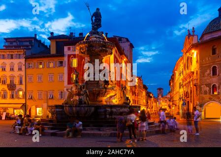 Ansicht des späten Barock Neptunbrunnen auf der Piazza Duomo in der Dämmerung in Trento, Italien Stockfoto