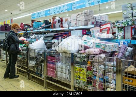 Waren in einem Gang in ALDI Supermarkt in Newquay in Cornwall. Stockfoto