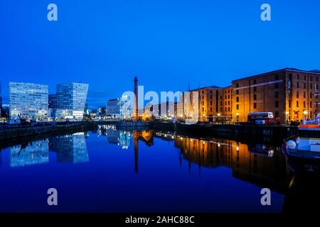 Canning Docks von Liverpool in der Nacht Stockfoto