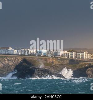 Wilden stürmischen Wellen gegen Trevelgue Kopf Porth Insel an der Küste von Newquay in Cornwall. Stockfoto