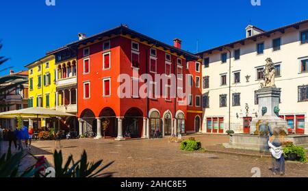 Malerischer Blick auf zentralen Platz Piazza Paolo Diacono in kleinen italienischen Stadt Cividale del Friuli in sonnigen Tag Stockfoto