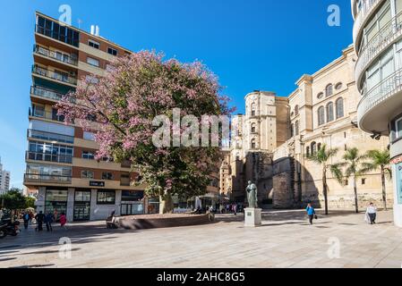 Malaga, Spanien - Dezember 4, 2018: Cardenal Herrera Oria Statue auf der Cortina del Muelle Straße (Calle Cortina del Muelle) in der Nähe von Kathedrale von Malaga Stockfoto