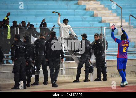 Rades, Tunesien. 27 Dez, 2019. V. Verein Spieler begrüssen Anhaengern nach der CAF Champions League 2019 - 20 Fußballspiel zwischen Esperance sportive Tunesien und als. V. Club Kongo in Rades. (Endstand; Esperance sportive 0:0 als v. Club) Credit: SOPA Images Limited/Alamy leben Nachrichten Stockfoto