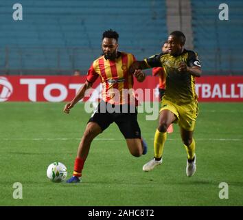 Rades, Tunesien. 27 Dez, 2019. Player's Esperanc Fousseny Coulibaly und ALS V. Club player Yannick Bangala Litombo sind in Aktion Während der CAF Champions League 2019 - 20 Fußballspiel zwischen Esperance sportive Tunesien und als. V. Club Kongo in Rades gesehen. (Endstand; Esperance sportive 0:0 als v. Club) Credit: SOPA Images Limited/Alamy leben Nachrichten Stockfoto