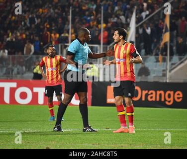 Rades, Tunesien. 27 Dez, 2019. Der Spieler esperanc Khalil Chamam und Eric Otogo Castane Sprechen während der CAF Champions League 2019 - 20 Fußballspiel zwischen Esperance sportive Tunesien und als. V. Club Kongo in Rades. (Endstand; Esperance sportive 0:0 als v. Club) Credit: SOPA Images Limited/Alamy leben Nachrichten Stockfoto