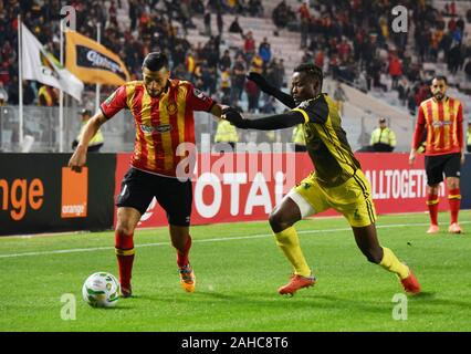Rades, Tunesien. 27 Dez, 2019. Esperanc Player's große Badri und ALS V. Club player Ernest Luzolo Sita sind in Aktion Während der CAF Champions League 2019 - 20 Fußballspiel zwischen Esperance sportive Tunesien und als. V. Club Kongo in Rades gesehen. (Endstand; Esperance sportive 0:0 als v. Club) Credit: SOPA Images Limited/Alamy leben Nachrichten Stockfoto