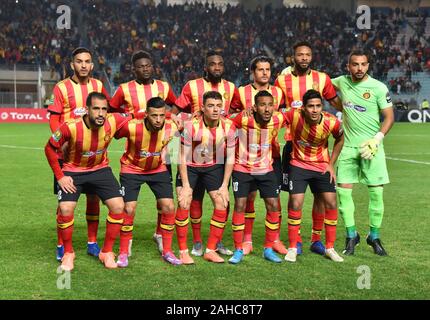 Rades, Tunesien. 27 Dez, 2019. Esperance Sportive Tunesien Line up in der CAF Champions League 2019 - 20 Fußballspiel zwischen Esperance sportive Tunesien und als. V. Club Kongo in Rades. (Endstand; Esperance sportive 0:0 als v. Club) Credit: SOPA Images Limited/Alamy leben Nachrichten Stockfoto