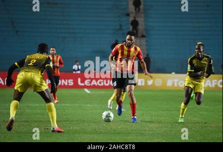 Rades, Tunesien. 27 Dez, 2019. Player's Esperanc Fousseny Coulibaly und ALS V. Club player Ernest Luzolo Sita sind in Aktion Während der CAF Champions League 2019 - 20 Fußballspiel zwischen Esperance sportive Tunesien und als. V. Club Kongo in Rades gesehen. (Endstand; Esperance sportive 0:0 als v. Club) Credit: SOPA Images Limited/Alamy leben Nachrichten Stockfoto