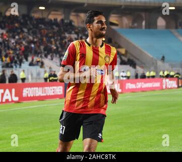 Rades, Tunesien. 27 Dez, 2019. Esperanc Spieler Mohamed Ali Ben Romdhane in Aktion Während der CAF Champions League 2019 - 20 Fußballspiel zwischen Esperance sportive Tunesien und als. V. Club Kongo in Rades gesehen. (Endstand; Esperance sportive 0:0 als v. Club) Credit: SOPA Images Limited/Alamy leben Nachrichten Stockfoto