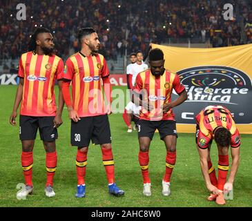Rades, Tunesien. 27 Dez, 2019. Esperance Sportive Tunesien Spieler KWAME BONSU, Abdelkader Badrane und Ibrahima Ouataraare sind vor der CAF Champions League 2019 - 20 Fußballspiel zwischen Esperance sportive Tunesien und als. V. Club Kongo in Rades gesehen. (Endstand; Esperance sportive 0:0 als v. Club) Credit: SOPA Images Limited/Alamy leben Nachrichten Stockfoto