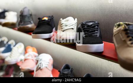 Casual Shoes auf Regalen in Schuhgeschäft Stockfoto
