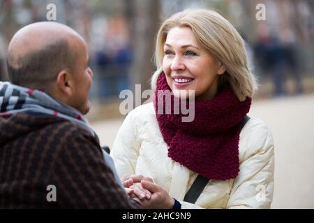 Portrait von Happy reifes Paar in froher Unterhaltung im Freien Stockfoto
