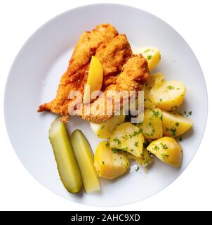 Blick von oben auf die gebratenen Hähnchen Schnitzel paniert mit Parmesan serviert mit Salzkartoffeln, grünen und Pickles. Traditionelle tschechische Gerichte. Über weiß ba Isoliert Stockfoto