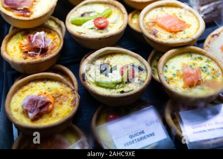 Traditionelle französische Quiche im Sortiment mit Ei, Käse, Fleisch, Fisch und Gemüse auf dem Markt Zähler gefüllt Stockfoto