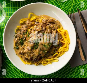 Schweinerippchen mit Pilzsauce und Linguine Pasta. Französische Küche Stockfoto