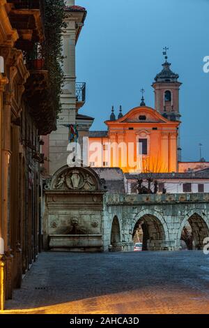 Nachtansicht von Sulmona mit der Fontana del Vecchio und der Kirche Santa Chiara. Sulmona, Provinz L'Aquila, Abruzzen, Italien, Europa Stockfoto