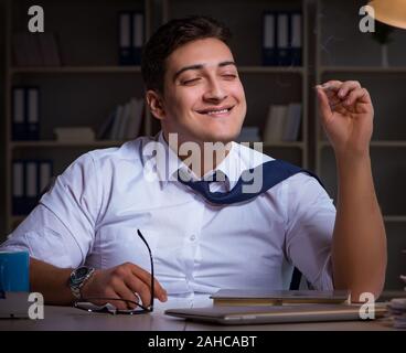 Die Menschen bleiben bis spät in die Nacht und das Rauchen von Marihuana Stockfoto