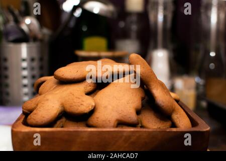 Die fertigen Ingwer Weihnachten Cookie liegt in eine hölzerne Schüssel. Nahaufnahme, selektiven Fokus. Stockfoto