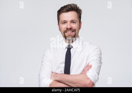 Schönen europäischen Geschäftsmann in Weiß formale Hemd und schwarzer Krawatte stand vor der Kamera Stockfoto