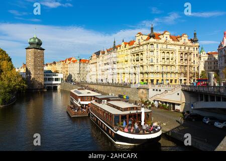 Malerische Aussicht auf Prag Damm am Ufer des Vltava Flusses mit eigenartigen Architektur auf Herbst Tag, Tschechische Republik Stockfoto
