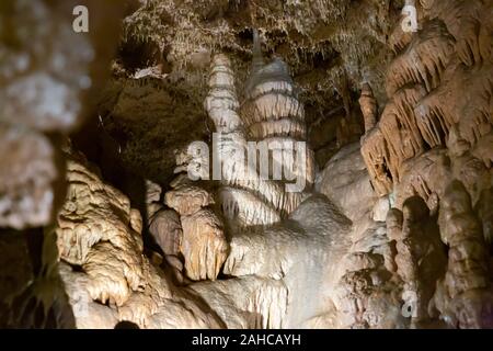 Natürliche Felsformationen in der Höhle Balcarka, einer Höhle in Langen karst Canyon von Suchy zleb des Mährischen Karstes, Tschechische Republik Stockfoto