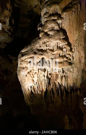 Blick ins Innere der Höhle Balcarka, Teil des Mährischen Karstes in Südmähren, Tschechische Republik Stockfoto