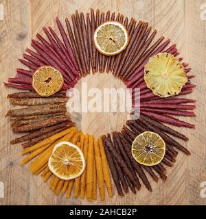 Süße püriertes Obst pastille. Frucht Roll-ups hausgemacht. Natürliche Süßigkeiten aus getrockneten Beeren und Früchten. Mischung aus Himbeeren, Johannisbeeren, Äpfel, Bananen, Str Stockfoto