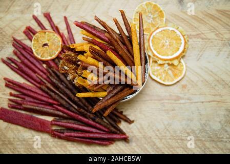 Süße püriertes Obst pastille. Frucht Roll-ups hausgemacht. Natürliche Süßigkeiten aus getrockneten Beeren und Früchten. Mischung aus Himbeeren, Johannisbeeren, Äpfel, Bananen, Str Stockfoto