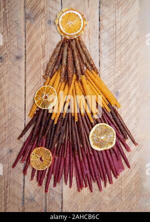 Süße püriertes Obst pastille. Frucht Roll-ups hausgemacht. Natürliche Süßigkeiten aus getrockneten Beeren und Früchten. Mischung aus Himbeeren, Johannisbeeren, Äpfel, Bananen, Str Stockfoto