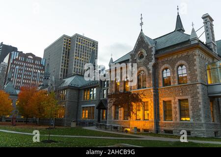 Schöne Ottawa Gebäude aus Stein im Zentrum der Hauptstadt (Ontario, Kanada). Sonnenuntergang, Licht für die Nacht bereit. Froschperspektive. Stockfoto