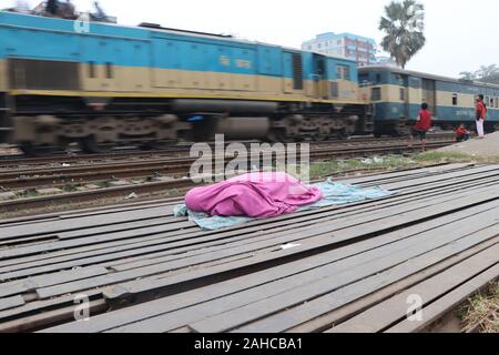 Ein Bangladeshi Obdachlose ein Nickerchen auf dem vorgeschriebenen Weg Station am Tajgoan in Dhaka, Bangladesh. Contributor: Nazmul Islam/Alamy Stock Foto Stockfoto