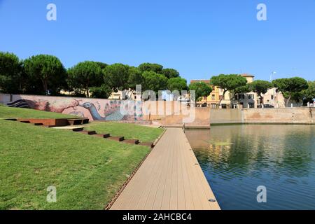 Rimini, Italien, 2. Juli 2019: Plazza sull'Acqua Park an der Tiberius-brücke in Rimini Stockfoto