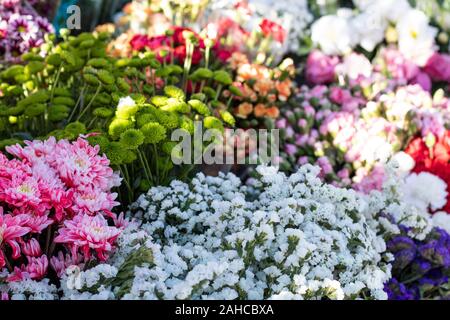Blumenstrauß-close-up. Es gibt viele Arten von Blumen in verenkte. Stockfoto