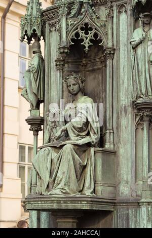 Neo-gotische Statue der Frau mit Buch Stockfoto