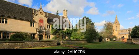 Die alte Armenhäuser und St Marys Pfarrkirche, Weekley Dorf, Northamptonshire, England, Großbritannien Stockfoto