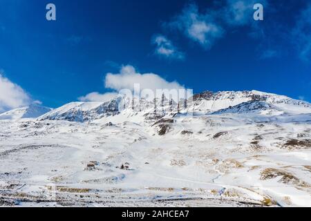 Luftaufnahme von eine kurvenreiche Straße zu den Snowy Mountains im Norden von Island. Stockfoto