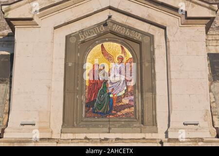 Mosaik Gemälde der Myrrhe - Lager Frau über das östliche Portal der St. Nikolaus Kirche in der Stadt Sewastopol, Krim, Russland Stockfoto