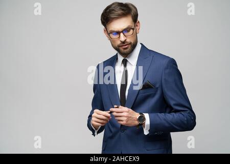 Studuo Schuss des Denkens Lösung Problem Geschäftsmann tragen Anzug halten Stift Stockfoto