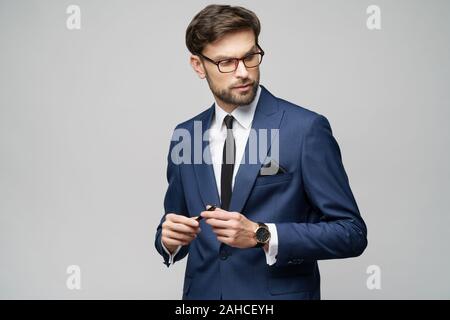 Studuo Schuss des Denkens Lösung Problem Geschäftsmann tragen Anzug halten Stift Stockfoto