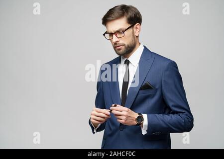 Studuo Schuss des Denkens Lösung Problem Geschäftsmann tragen Anzug halten Stift Stockfoto