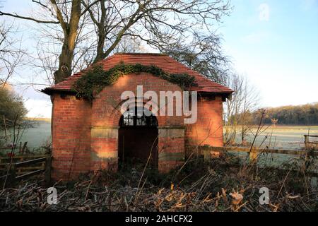 Wasserpumpstation am Straßenrand außerhalb von Newby Wiske in der Nähe von Northallerton in North Yorkshire, England Stockfoto