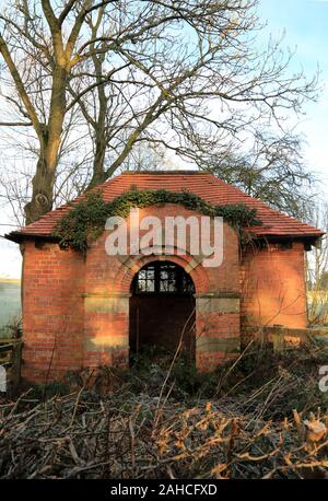 Wasserpumpstation am Straßenrand außerhalb von Newby Wiske in der Nähe von Northallerton in North Yorkshire, England Stockfoto