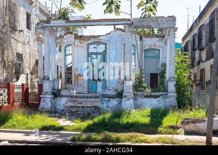 Alte heruntergekommene Eigenschaften in Havanna, Kuba Stockfoto