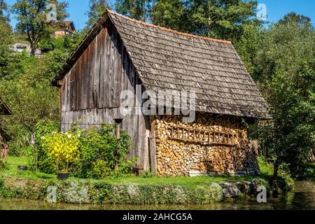 Holzschuppen mit gestapelten Brennholz Rastoke, Kroatien September 15, 2019 Stockfoto