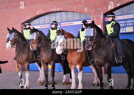 Police Scotland - Mounted Division bei einem stammmarsch in Glasgow im Stand Stockfoto